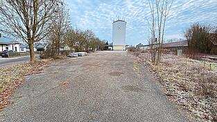 Eine zweigeschossige Flüchtlingsunterkunft soll in diesem westlichen Bereich der asphaltierten Fläche an der Ecke Bahnhofstraße/Hadersbacher Straße errichtet werden. Eine zweigeschossige Flüchtlingsunterkunft soll in diesem westlichen Bereich der asphaltierten Fläche an der Ecke Bahnhofstraße/Hadersbacher Straße errichtet werden.