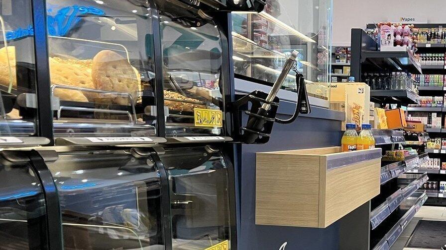 Der Umsatz an der Tankstelle entsteht vor allem durch Stullen, Getr&auml;nke und Tabak. Mit dem Sprit aus den Zapfs&auml;ulen verdient die Tankwartin nur wenig, sagt sie.