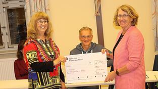 Über einen Spendenscheck in Höhe von 2.000 Euro konnte sich Anneliese Jacquet (l.) von der Ukunda-Hilfe freuen, der ihr von Stadtpfarrer Werner Konrad und der Sprecherin des Pfarrgemeinderates Gabriele Atzinger überreicht wurde.