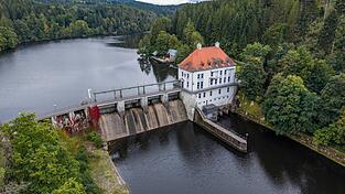 Das Höllenstein-Kraftwerk am Schwarzen Regen ging am 14. Januar 1926 in Betrieb. Malerisch gelegen ist es ein beliebtes Ausflugsziel. Das Höllenstein-Kraftwerk am Schwarzen Regen ging am 14. Januar 1926 in Betrieb. Malerisch gelegen ist es ein beliebtes Ausflugsziel.