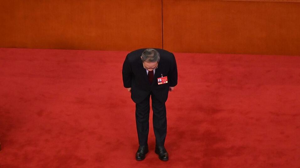 Vor seiner Rede verbeugte sich Ministerpr&auml;sident Li vor den Delegierten.