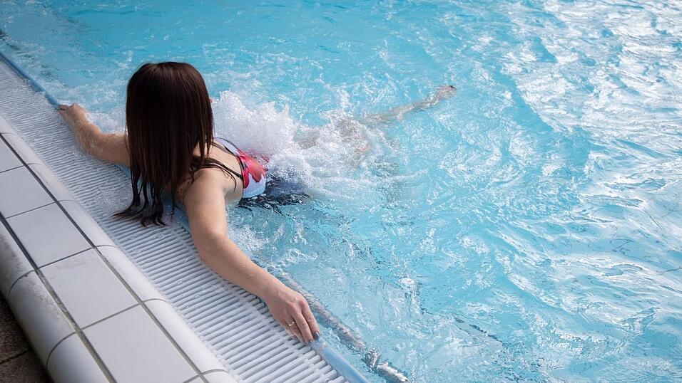Wellness im Wasser: Eine Besucherin einer Therme sitzt an einer Sprudeld&uuml;se.