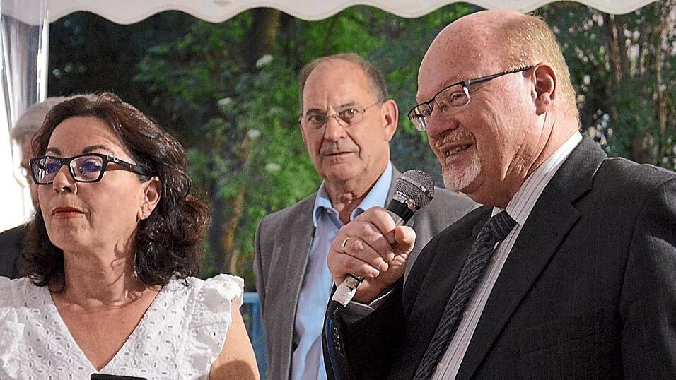 Partnerschaftsreferent Erwin Weber (rechts) beim offiziellen Auftritt in Bry-sur-Marne, einer der Partnerst&auml;dte Moosburgs.