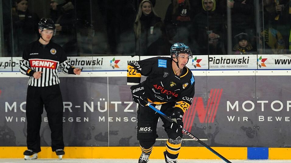 Mit der Verpflichtung von Verteidiger Tomas Schmidt reagiert der EV Landshut auf die verletzungsbedingten Ausfälle von John Rogl und Benedikt Brückner.