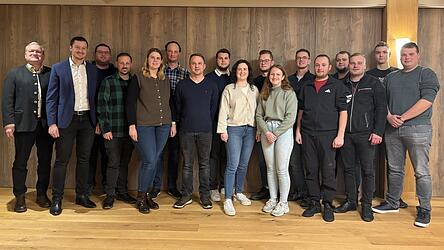 Die Gemeinderatskandidaten der Liste &bdquo;Junge W&auml;hler Zandt&ldquo; (JWZ) mit Wahlleiter Christian Schindler und B&uuml;rgermeister Hans Laumer