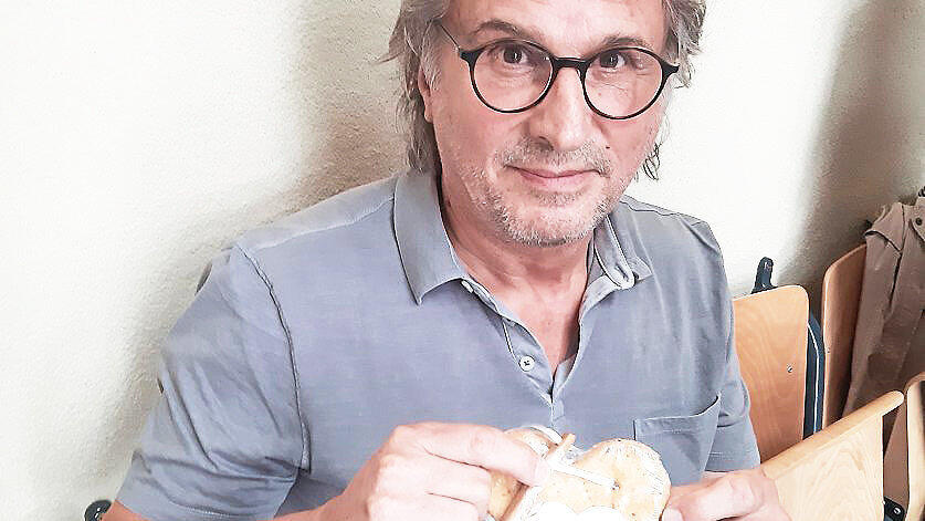 Walter Höfler mit dem umstrittenen Leckerli. Walter Höfler mit dem umstrittenen Leckerli.