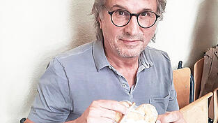 Walter Höfler mit dem umstrittenen Leckerli. Walter Höfler mit dem umstrittenen Leckerli.