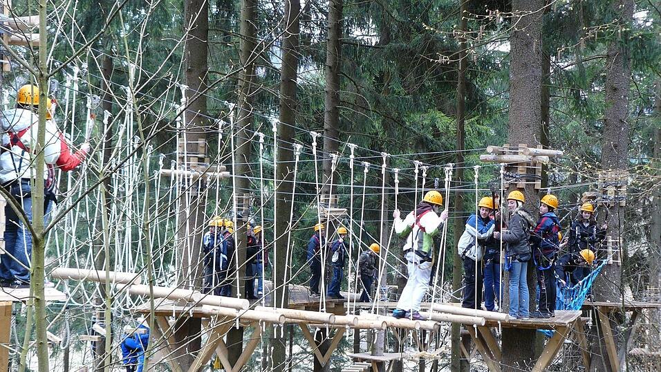 Mindestens 14 Jahre alt und über 1,30 Meter groß müssen die Kletterer sein, um die 40 Stationen im Hochseilgarten in Waldmünchen auszuprobieren. Mindestens 14 Jahre alt und über 1,30 Meter groß müssen die Kletterer sein, um die 40 Stationen im Hochseilgarten in Waldmünchen auszuprobieren.