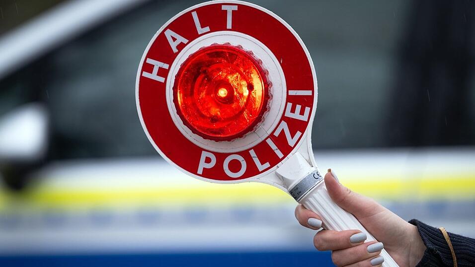 Die Beamten stellen bei der Kontrolle fest, dass die Kennzeichen nur aus Papier sind. (Symbolbild) Die Beamten stellen bei der Kontrolle fest, dass die Kennzeichen nur aus Papier sind. (Symbolbild)