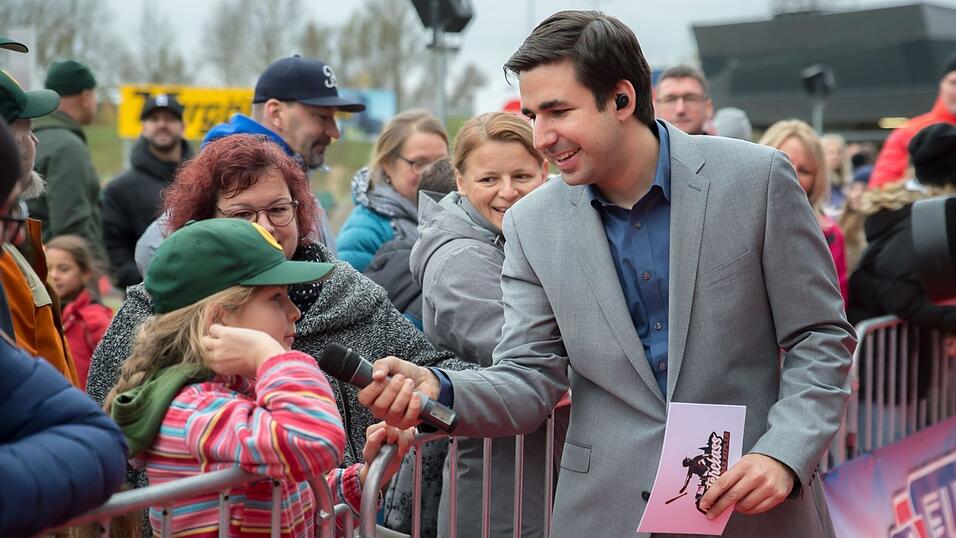 Baseball-Superstar Max Kepler war am Samstag zu Gast in Regensburg. Baseball-Superstar Max Kepler war am Samstag zu Gast in Regensburg.