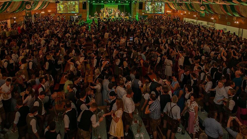 Am Dienstag spielte der Menzl im Festzelt Weckmann auf. Diese Blasmusikfreunde waren mit dabei.