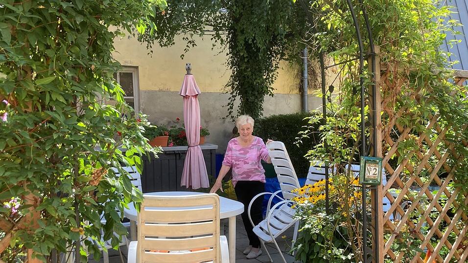 Renate Scholz-Pfeiffer schafft Platz f&uuml;r das Bauger&uuml;st, das nach dem Straubinger G&auml;ubodenvolksfest aufgebaut werden soll.