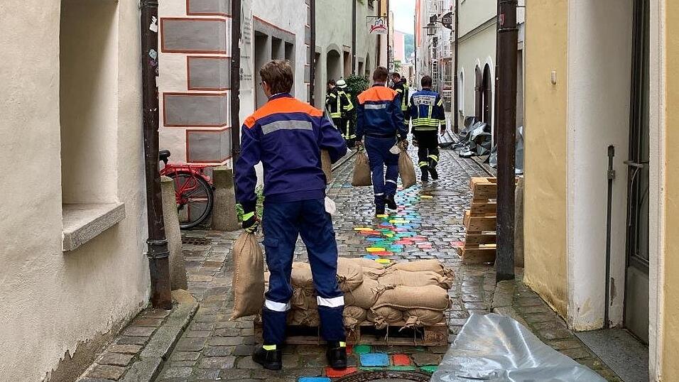 Am Sonntagnachmittag stiegen die Pegel in Passau unerbittlich weiter, zahlreiche Helfer füllten Sandsäcke und verbarrikadierten Geschäfte. Am Sonntagnachmittag stiegen die Pegel in Passau unerbittlich weiter, zahlreiche Helfer füllten Sandsäcke und verbarrikadierten Geschäfte.