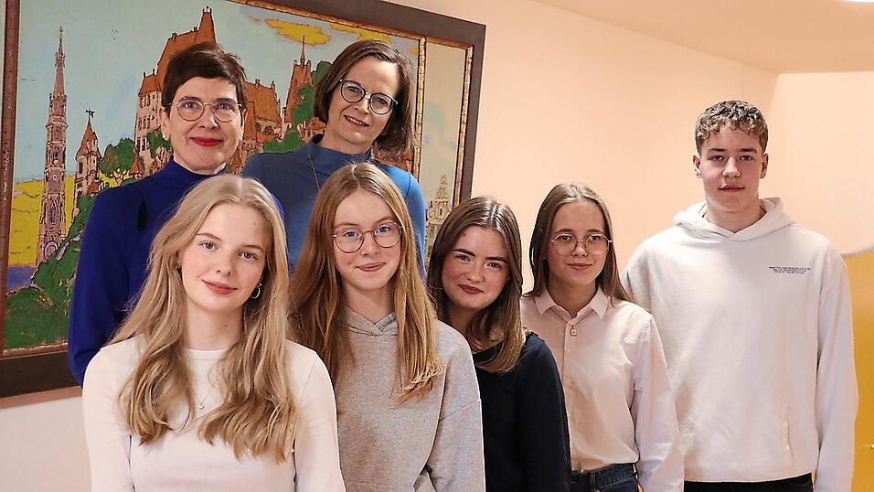 Laura Hönel (vorne von links), Julia Haneffner, Sophia Andiel, Franziska Staude und Alexander Kulhanek haben einen unkonventionellen Weg für ihr Abitur gewählt: Nach der Mittleren Reife besuchen sie nun ein Gymnasium. Susanne Poppe (hinten von links), stellvertretende Schulleiterin, und Carola Braun, Lehrerin am HLG, betreuen sie dabei.