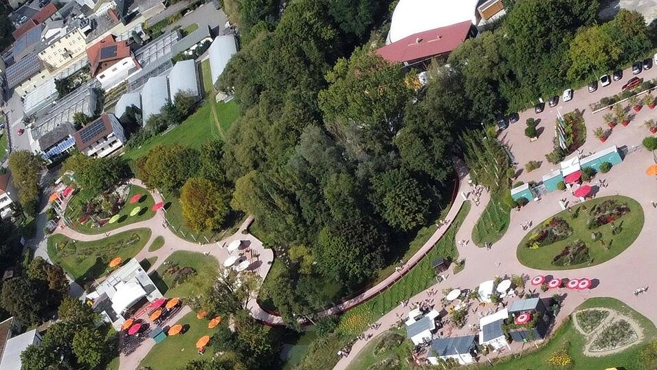 Der Durchgang entlang des Zippererstegs, der die Grund- und Mittelschule (links) und die Kötztinger Straße (rechts) verbindet, soll baldmöglichst wieder freigegeben werden. Der Durchgang entlang des Zippererstegs, der die Grund- und Mittelschule (links) und die Kötztinger Straße (rechts) verbindet, soll baldmöglichst wieder freigegeben werden.