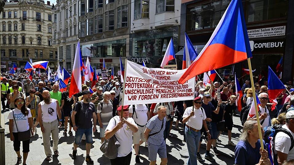 Hunderte zogen bei dem Protestmarsch gegen den Sudetendeutschen Tag durch Brno (Brünn). Hunderte zogen bei dem Protestmarsch gegen den Sudetendeutschen Tag durch Brno (Brünn).