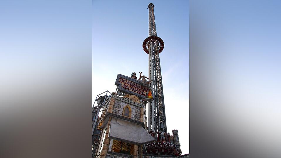 Der „Fortress Tower“ feiert Premiere auf dem Gäubodenvolksfest. Der „Fortress Tower“ feiert Premiere auf dem Gäubodenvolksfest.