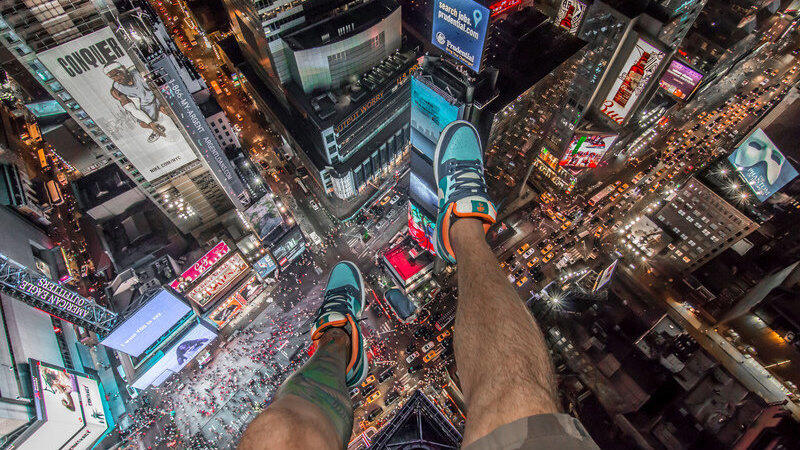 Blick auf den Times Square am 01.08.2015 von einem der Wolkenkratzer in New York, USA. 'Rooftopper' sind Personen, die illegal auf Hochh&auml;user in den Gro&szlig;st&auml;dten dieser Welt ohne Sicherung klettern und davon spektakul&auml;re Fotos und Videos im Internet verbreiten.