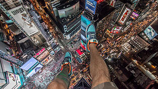Blick auf den Times Square am 01.08.2015 von einem der Wolkenkratzer in New York, USA. 'Rooftopper' sind Personen, die illegal auf Hochhäuser in den Großstädten dieser Welt ohne Sicherung klettern und davon spektakuläre Fotos und Videos im Internet verbreiten. Blick auf den Times Square am 01.08.2015 von einem der Wolkenkratzer in New York, USA. 'Rooftopper' sind Personen, die illegal auf Hochhäuser in den Großstädten dieser Welt ohne Sicherung klettern und davon spektakuläre Fotos und Videos im Internet verbreiten.