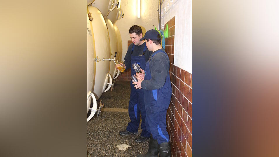 Im Lagerkeller zapfen Fabian Steiner und Tobias Gmeiner ein sogenanntes Zwicklbier, also ein unfiltriertes Bier. Jetzt wird es auch gekostet.