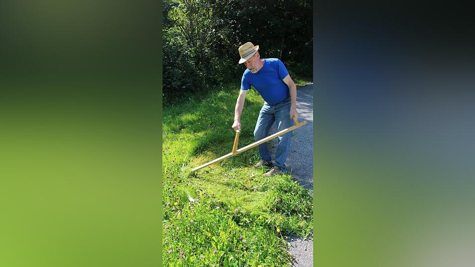 Immer aus der Hüfte heraus: Sepp Kraus lässt die Sense elegant durch das Gras gleiten. Immer aus der Hüfte heraus: Sepp Kraus lässt die Sense elegant durch das Gras gleiten.