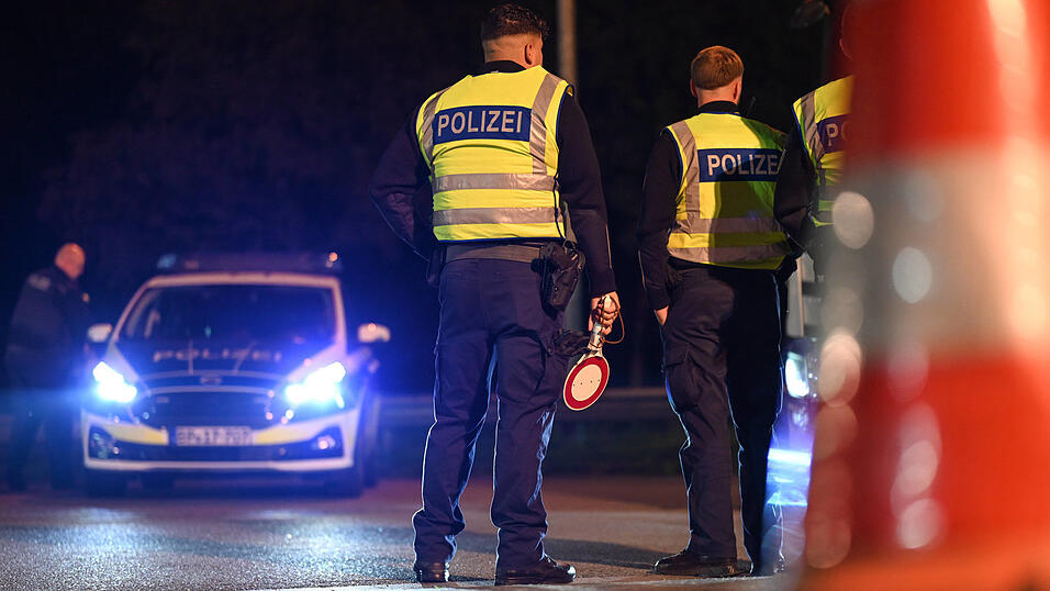 Derzeit führt die Polizei Schwerpunktkontrollen im Kreis Cham durch. (Symbolbild) Derzeit führt die Polizei Schwerpunktkontrollen im Kreis Cham durch. (Symbolbild)