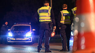 Derzeit führt die Polizei Schwerpunktkontrollen im Kreis Cham durch. (Symbolbild)