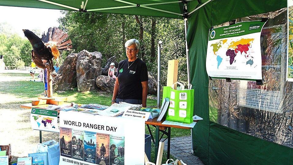 Auf dem Stand von Anette Lafaire hatte sich auch Auerhahn &bdquo;Manfred&ldquo; &bdquo;niedergelassen&ldquo;, dem viel Aufmerksamkeit galt.