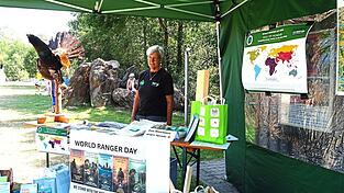 Auf dem Stand von Anette Lafaire hatte sich auch Auerhahn &bdquo;Manfred&ldquo; &bdquo;niedergelassen&ldquo;, dem viel Aufmerksamkeit galt.
