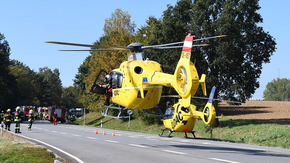 Die beiden Schwerverletzten wurden mit Rettungshubschraubern ins Krankenhaus gebracht. Die beiden Schwerverletzten wurden mit Rettungshubschraubern ins Krankenhaus gebracht.