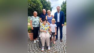 Rosemarie Gillmeier (v. l.), die Jubilarin Hermine Ettenberger, Ricardo, Sarah und Maximilian Ettenberger und Matthias Kohlmayer bei der Feier. Rosemarie Gillmeier (v. l.), die Jubilarin Hermine Ettenberger, Ricardo, Sarah und Maximilian Ettenberger und Matthias Kohlmayer bei der Feier.