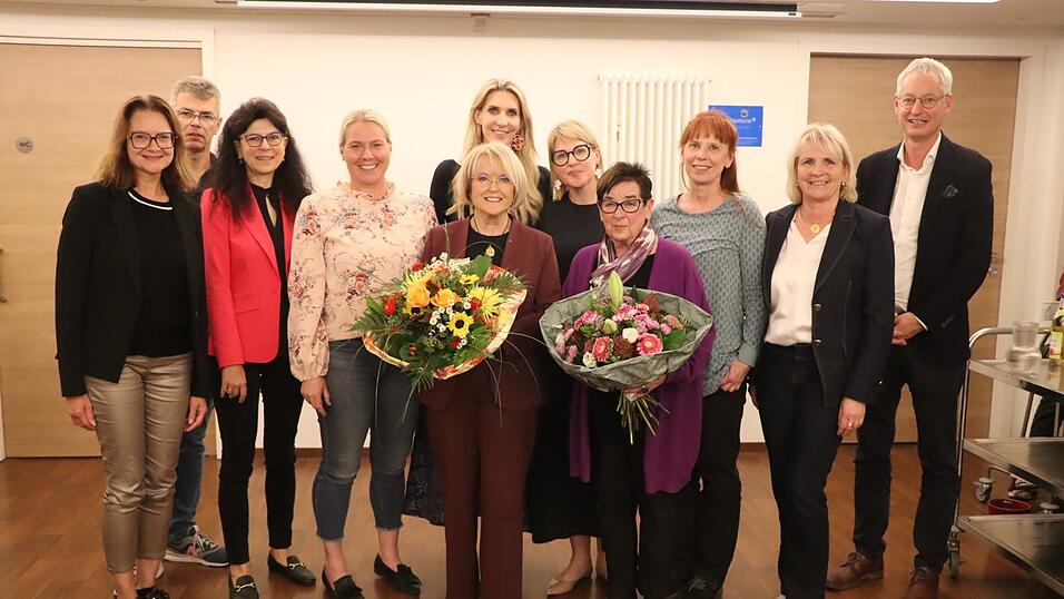 Der bisherige Vorstand trat wieder an - mit neuer Spitze (v.l.): Schriftführerin Claudia Griessl, die Beiräte Stephan Berger, Michele Flor, Karin Mittermeier-Ruppert, Ehrenvorsitzende Annabelle Dräxlmaier, Vorsitzende Elisabeth Gruber, Ehrenvorsitzende Brigitte Messerschmitt, die Beirätinnen Cerstin Hahn und Andrea Koch mit OB Markus Pannermayr. Der bisherige Vorstand trat wieder an - mit neuer Spitze (v.l.): Schriftführerin Claudia Griessl, die Beiräte Stephan Berger, Michele Flor, Karin Mittermeier-Ruppert, Ehrenvorsitzende Annabelle Dräxlmaier, Vorsitzende Elisabeth Gruber, Ehrenvorsitzende Brigitte Messerschmitt, die Beirätinnen Cerstin Hahn und Andrea Koch mit OB Markus Pannermayr.