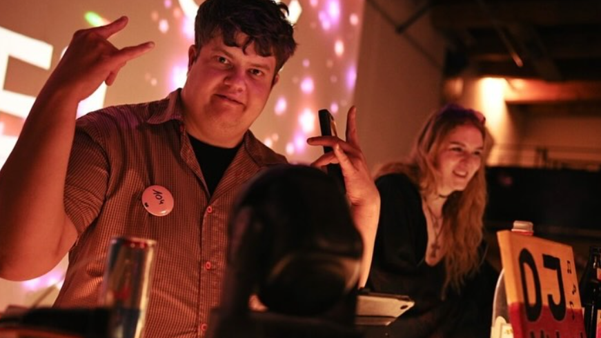 DJ Mike (auch er hat eine Behinderung) sorgte gemeinsam mit DJane Emmagedon für die Musik. DJ Mike (auch er hat eine Behinderung) sorgte gemeinsam mit DJane Emmagedon für die Musik.