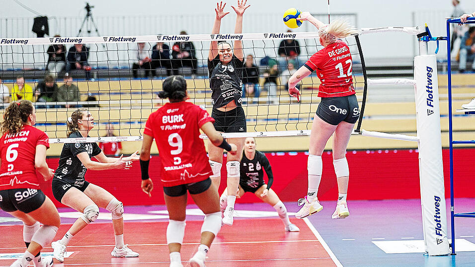 Der passt! Tina de Groot (rechts) verwandelte im ersten Durchgang den dritten Satzball mit einem wuchtigen Angriff zum 25:13. So leicht wie in dieser Szene machten es die &bdquo;Wildkatzen&ldquo; den Roten Raben Vilsbiburg freilich eher selten.