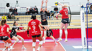 Der passt! Tina de Groot (rechts) verwandelte im ersten Durchgang den dritten Satzball mit einem wuchtigen Angriff zum 25:13. So leicht wie in dieser Szene machten es die „Wildkatzen“ den Roten Raben Vilsbiburg freilich eher selten. Der passt! Tina de Groot (rechts) verwandelte im ersten Durchgang den dritten Satzball mit einem wuchtigen Angriff zum 25:13. So leicht wie in dieser Szene machten es die „Wildkatzen“ den Roten Raben Vilsbiburg freilich eher selten.