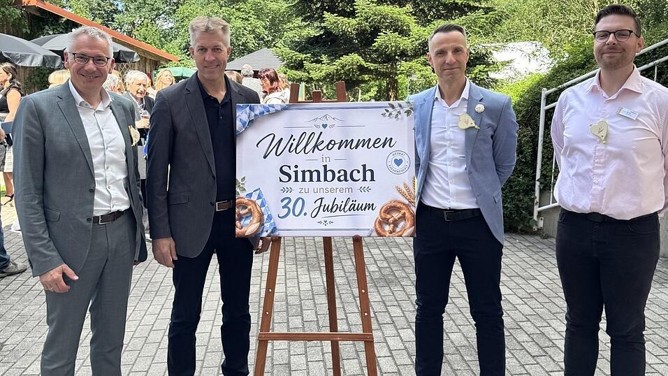 Gemeinsam mit den Ehrengästen feierte man 30. Jubiläum. Gemeinsam mit den Ehrengästen feierte man 30. Jubiläum.