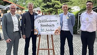 Gemeinsam mit den Ehrengästen feierte man 30. Jubiläum. Gemeinsam mit den Ehrengästen feierte man 30. Jubiläum.