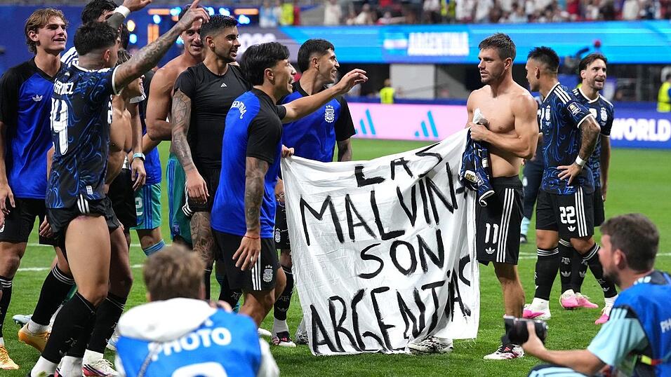 Argentiniens Spieler sorgen mit einem Transparent für Aufsehen. Argentiniens Spieler sorgen mit einem Transparent für Aufsehen.
