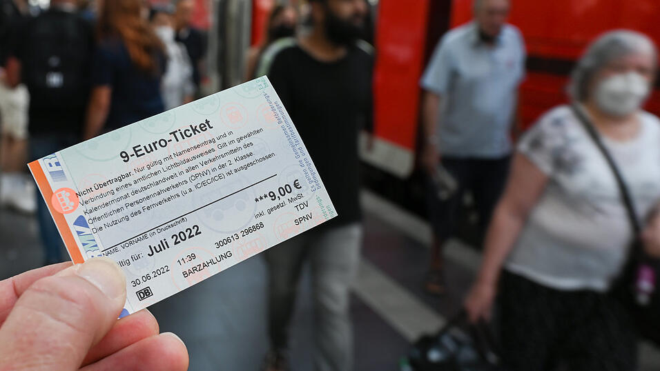 Laut einer Umfrage des Meinungsforschungsinstituts Kantar im Auftrag des Magazins 'Focus' sind 79 Prozent dafür und 16 Prozent dagegen, dass der Staat weiterhin ein subventioniertes Ticket anbietet. Laut einer Umfrage des Meinungsforschungsinstituts Kantar im Auftrag des Magazins 'Focus' sind 79 Prozent dafür und 16 Prozent dagegen, dass der Staat weiterhin ein subventioniertes Ticket anbietet.