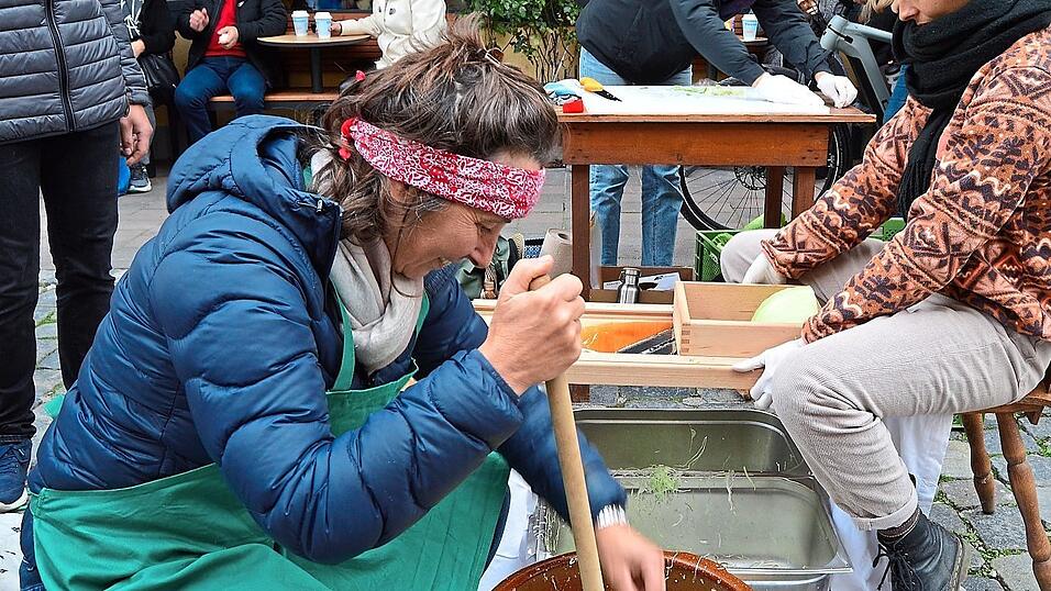Die Sauerkraut-Herstellung konnte beim Herbstmarkt in der Innenstadt hautnah miterlebt werden. Die Sauerkraut-Herstellung konnte beim Herbstmarkt in der Innenstadt hautnah miterlebt werden.