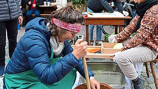 Die Sauerkraut-Herstellung konnte beim Herbstmarkt in der Innenstadt hautnah miterlebt werden.