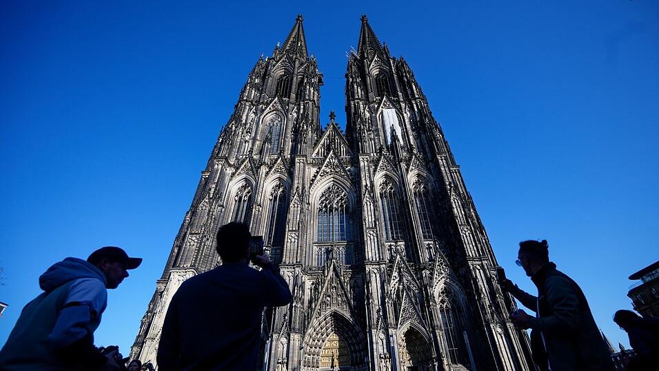 Touristen müssen für den Kölner Dom künftig Eintritt zahlen. (Archivbild) Touristen müssen für den Kölner Dom künftig Eintritt zahlen. (Archivbild)
