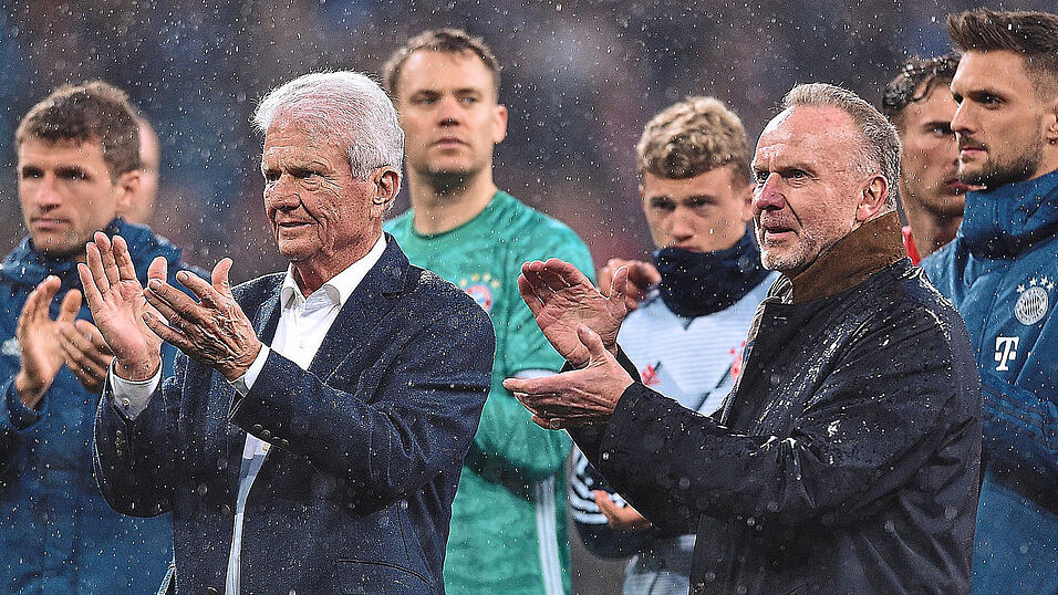 Es war einer der Aufreger kurz vor dem Ausbruch der Corona-Krise: Vor zwei Jahren beleidigten Bayern-Fans auf einem Transparent Dietmar Hopp (vorne, links). Die Profis und Münchens damaliger Vorstandsvorsitzender Karl-Heinz Rummenigge (rechts) solidarisierten sich mit Hoffenheims Mäzen. Es war einer der Aufreger kurz vor dem Ausbruch der Corona-Krise: Vor zwei Jahren beleidigten Bayern-Fans auf einem Transparent Dietmar Hopp (vorne, links). Die Profis und Münchens damaliger Vorstandsvorsitzender Karl-Heinz Rummenigge (rechts) solidarisierten sich mit Hoffenheims Mäzen.