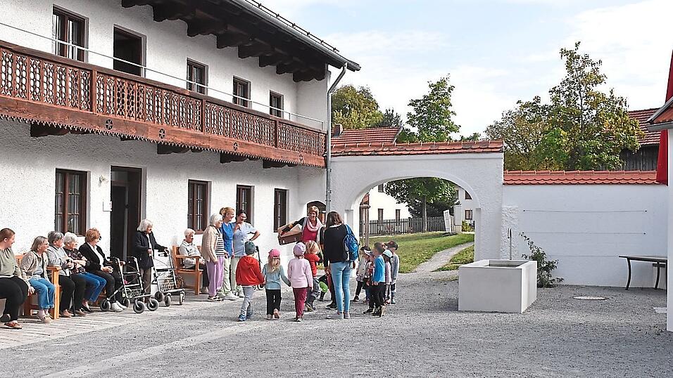 Seit einem Jahr ist die Seniorentagespflege im sanierten Wiesmerhaus untergebracht - hier kommt gerade der Kindergarten zu Besuch. Seit einem Jahr ist die Seniorentagespflege im sanierten Wiesmerhaus untergebracht - hier kommt gerade der Kindergarten zu Besuch.
