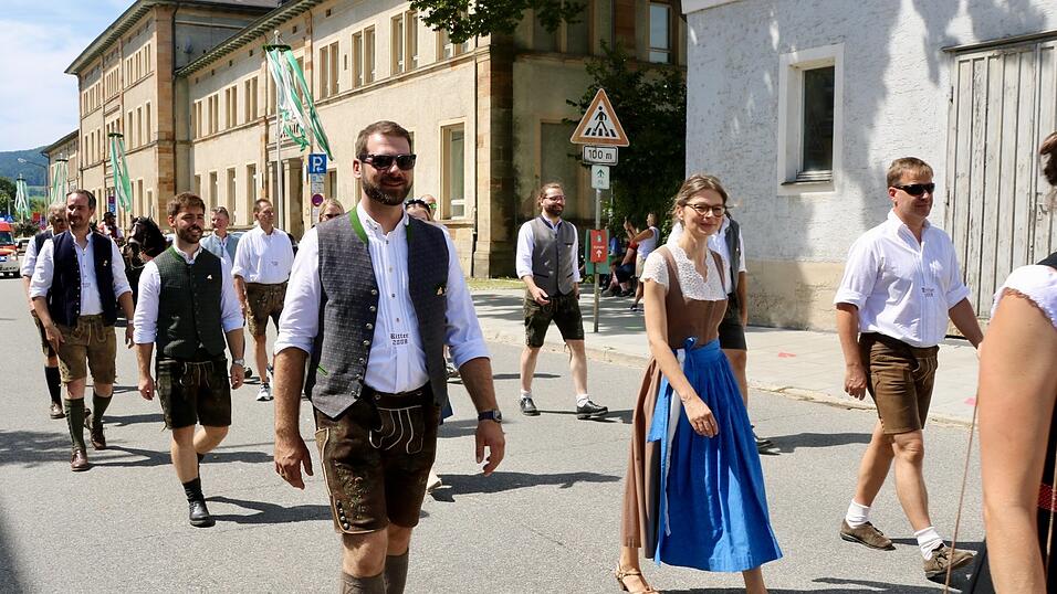 Einstige Ritter und Ritterinnen. Einstige Ritter und Ritterinnen.
