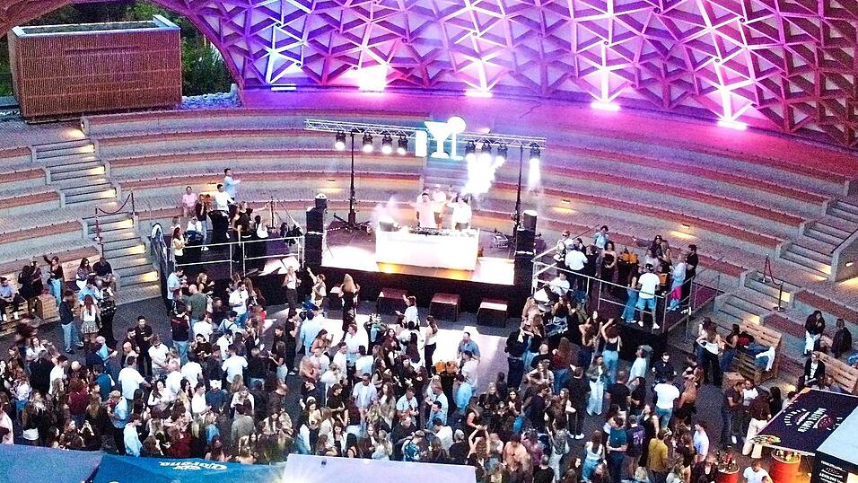 Bei Einbruch der Dunkelheit sorgte die Licht-Show für eine besondere Atmosphäre. Bei Einbruch der Dunkelheit sorgte die Licht-Show für eine besondere Atmosphäre.