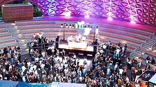 Bei Einbruch der Dunkelheit sorgte die Licht-Show für eine besondere Atmosphäre. Bei Einbruch der Dunkelheit sorgte die Licht-Show für eine besondere Atmosphäre.