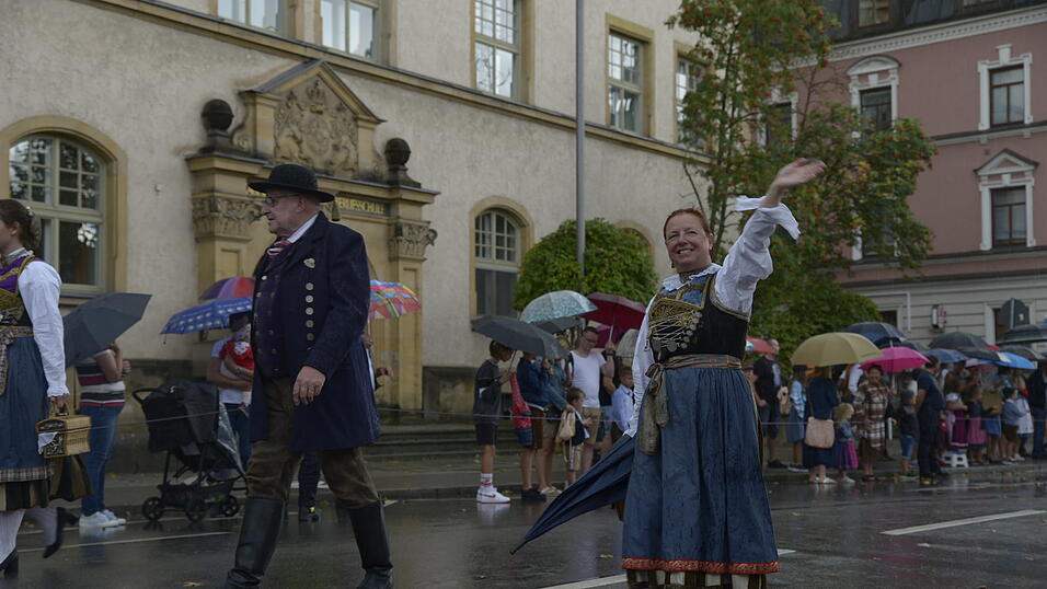 Zahlreiche Musik- und Trachtengruppen zogen nach dreij&auml;hriger Pause am Freitagabend zum Festplatz Am Hagen.&nbsp;