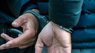 Die Polizei nahm einen Mann nach einer Schlägerei in Deggendorf fest. (Symbolbild)