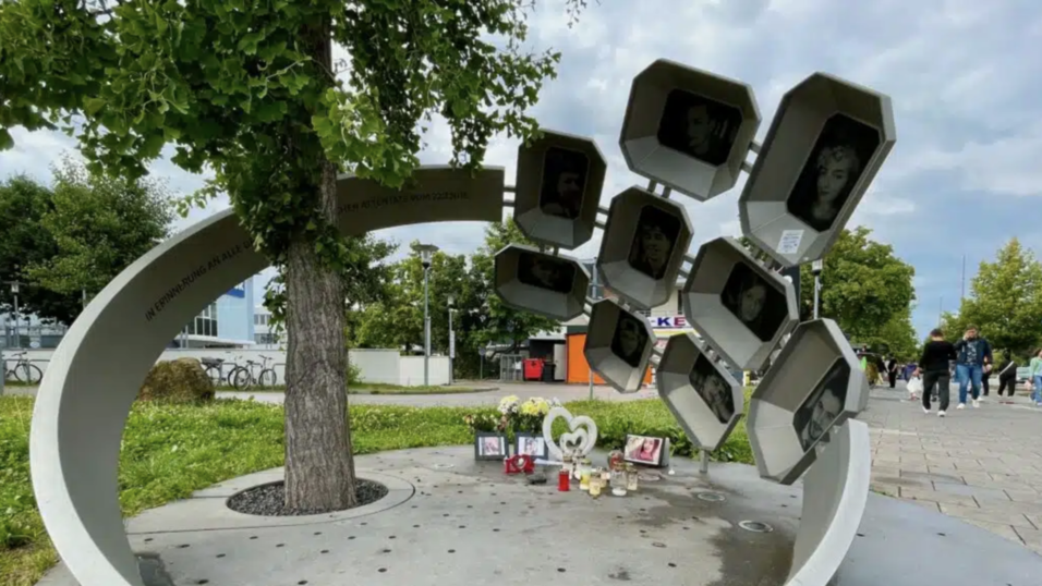 Das Mahnmal vor dem OEZ in München erinnert an die neun Opfer des Attentats. Das Mahnmal vor dem OEZ in München erinnert an die neun Opfer des Attentats.
